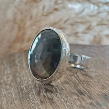 Load image into Gallery viewer, Labradorite &amp; Silver Ring
